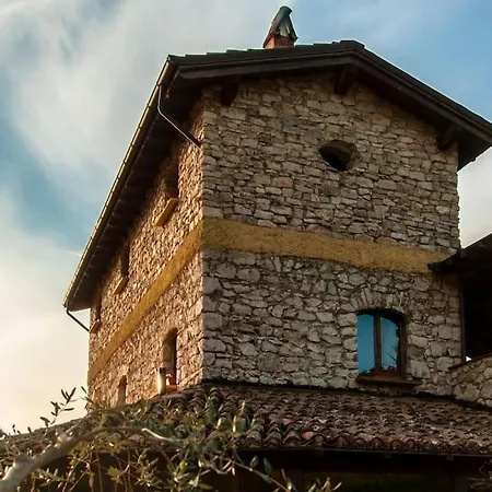 De Luccheri Villa