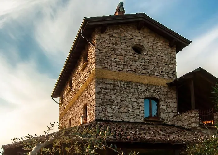 De Luccheri Villa